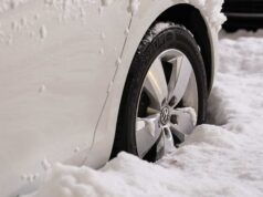 sníh na střeše, zamrzlé sklo, zamlžené okno. jak si poradit, když vaše auto trápí zima?