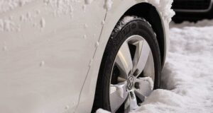 sníh na střeše, zamrzlé sklo, zamlžené okno. jak si poradit, když vaše auto trápí zima?