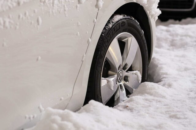 sníh na střeše, zamrzlé sklo, zamlžené okno. jak si poradit, když vaše auto trápí zima?