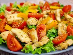 Chutný zeleninový salát s kuřecími kousky