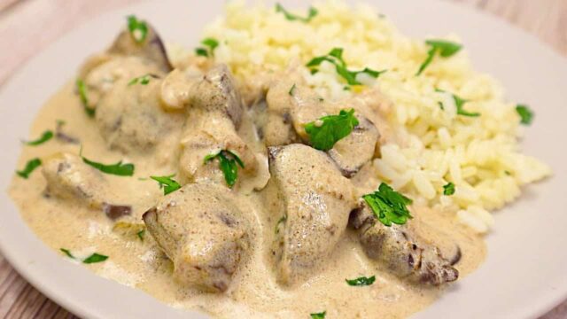 Kuřecí játra na cibulce se zakysanou smetanou