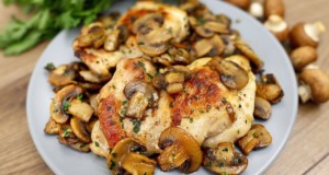 Kuřecí stehna v úžasné kombinaci s houbami a česnekem: Recept, který vás nadchne Kuřecí stehna s houbami a česnekem - skvělý chutný recept