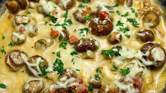 Smetanové česnekové houby se slaninou