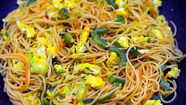 Smažené asijské nudle s vejcem a zeleninou