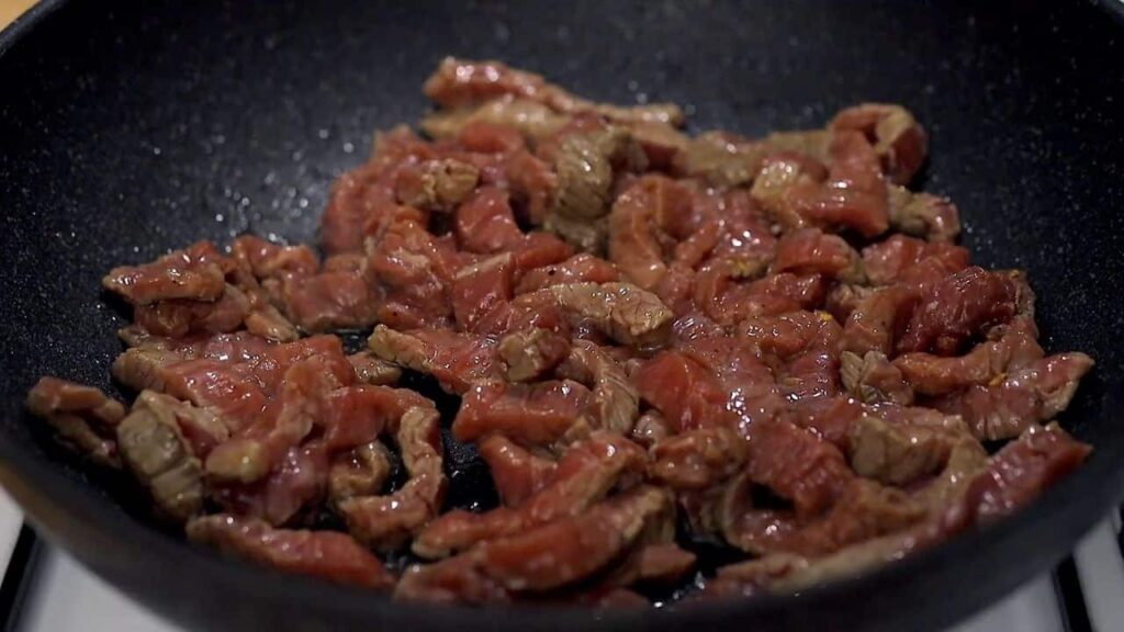 Hovězí maso se zelenými fazolkami a paprikou na pánvi