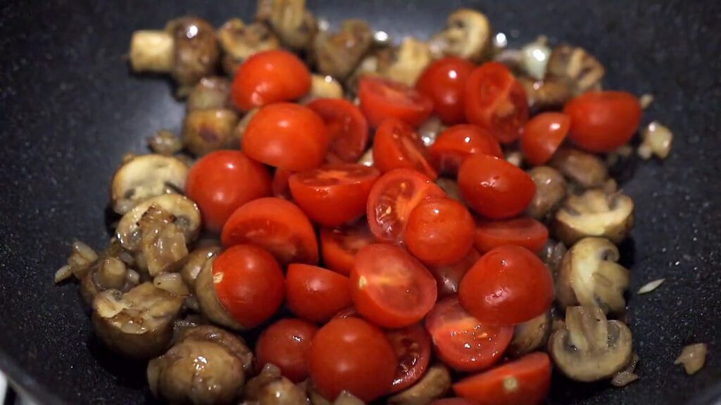 Krémové těstoviny s houbami, rajčaty a kuřecími prsíčky