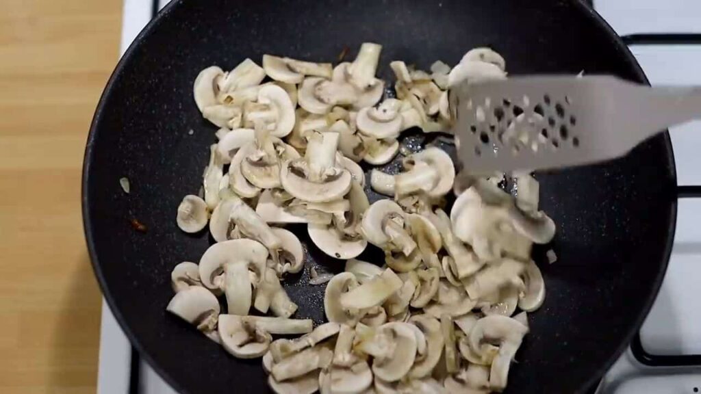 Připravte si snadnou a rychlou krémovou omáčku s houbami