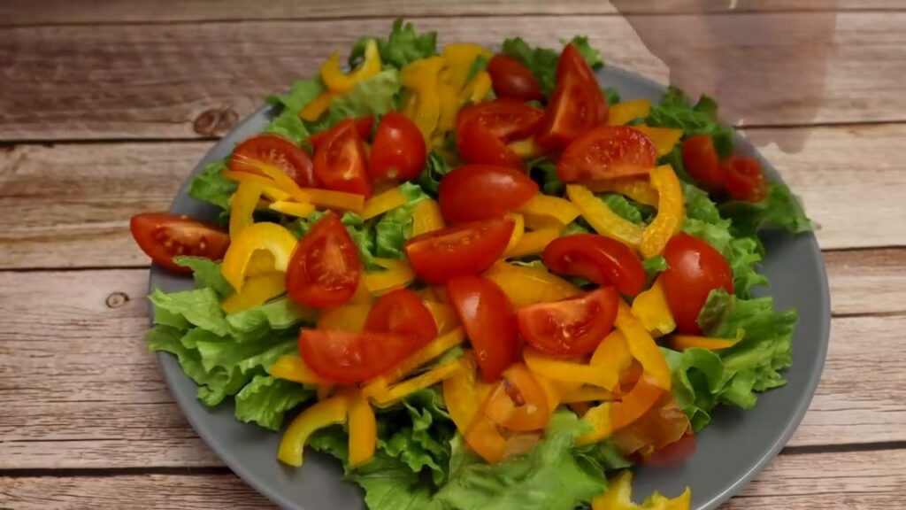 Chutný zeleninový salát s kuřecími kousky