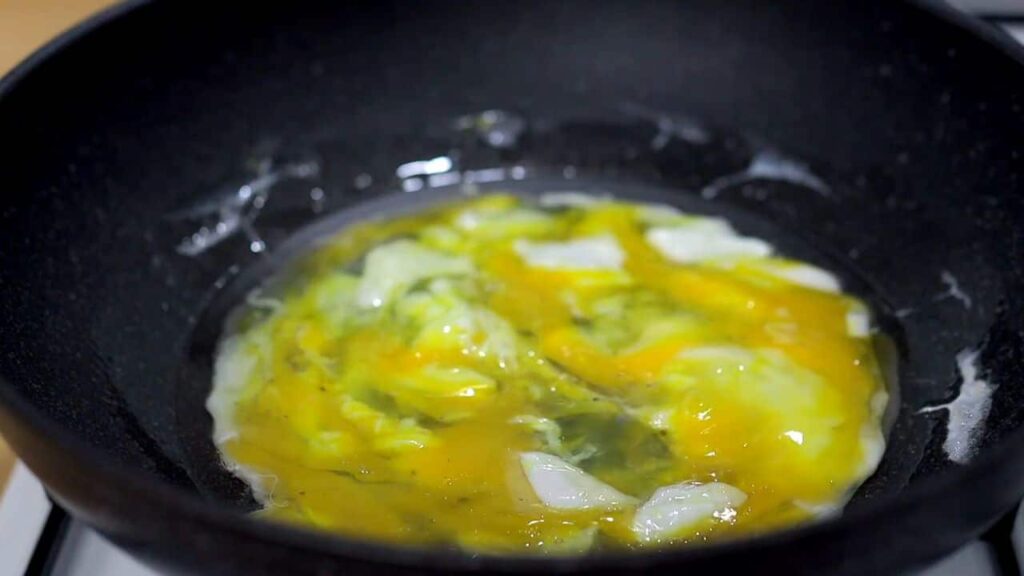 Smažené asijské nudle s vejcem a zeleninou