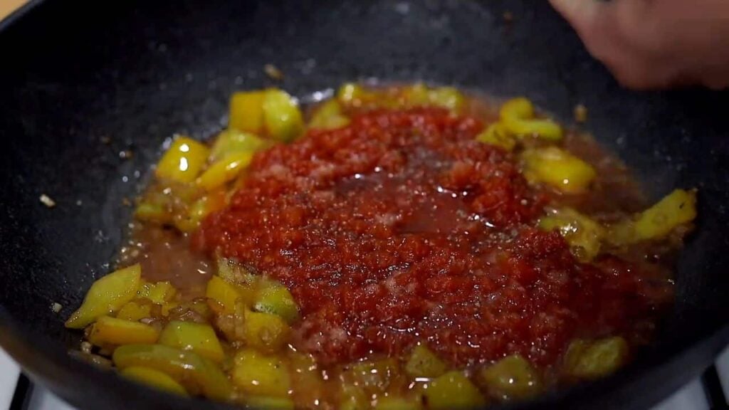 Recept na kuřecí prsa s paprikou a rajčaty