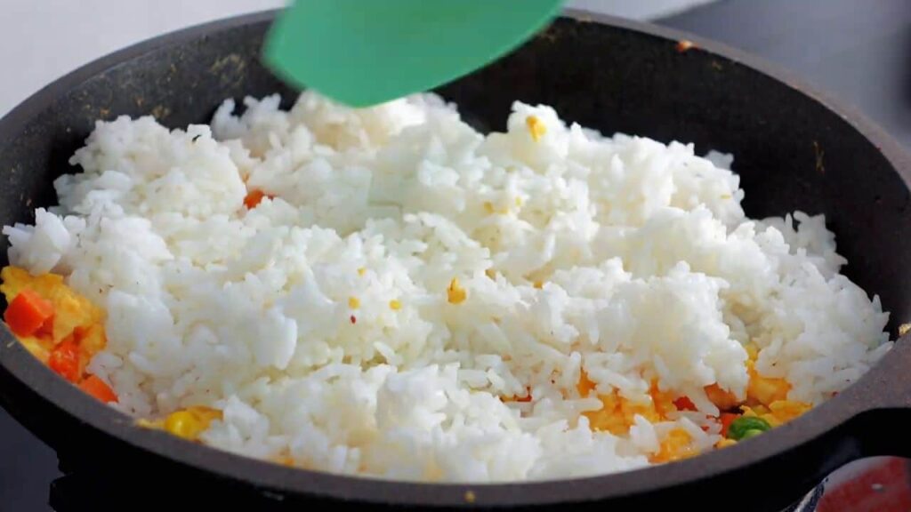 Smažená rýže s kuřecími kousky