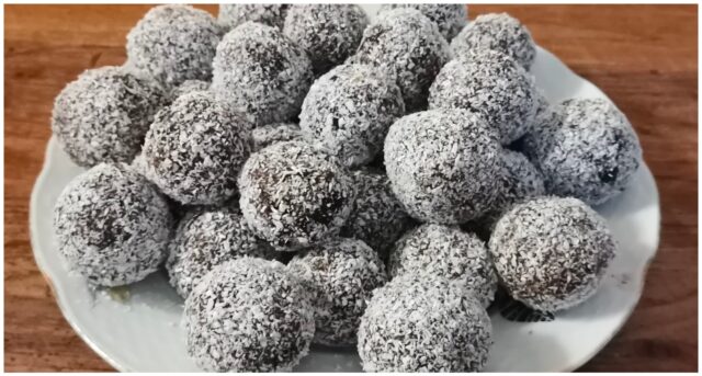 rumové kuličky obalené v kokosu – nepečené vánoční cukroví