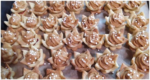 vánoční lekníny s karamelovým krémem vánoční lekníny s karamelovým krémem