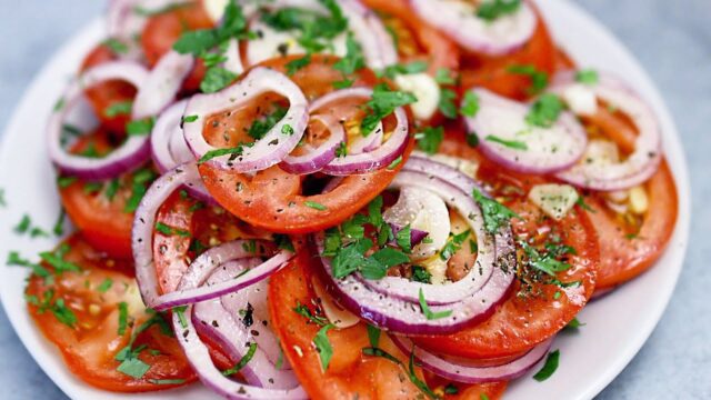 Velmi chutný salát z rajčat a cibule