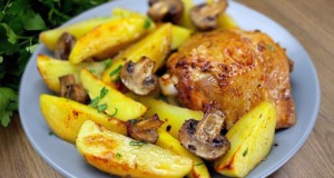 VIDEO RECEPT: Brambory s kuřecím stehnem a houbami v troubě – lahodný plnohodnotný oběd VIDEO RECEPT: Brambory s kuřecím stehnem a houbami v troubě - lahodný plnohodnotný oběd