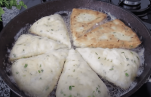 dobrota připravená na pánvi – sýrové placky s petrželkou a jarní cibulkou