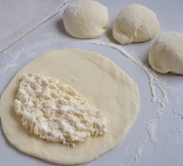 super recept na skvělé česnekové placky plněné sýrem a tvarohem