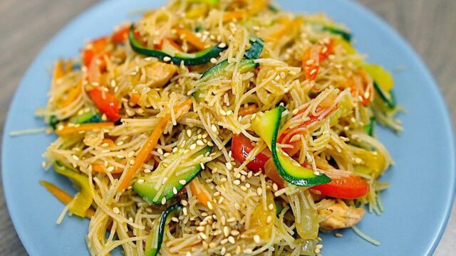 Rýžové nudle se zeleninou a kuřecím masem