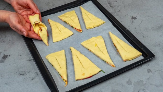 inspirace na slané pohoštění – sýrové trojúhelníky z listového těsta! inspirace na slané pohoštění – sýrové trojúhelníky z listového těsta!