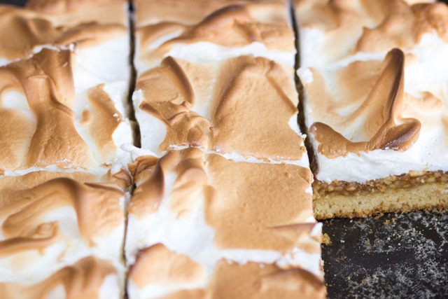 Recept od babičky - fantastický ořechově-jablečný koláč se sladkým sněhem Recept od babičky - fantastický ořechově-jablečný koláč se sladkým sněhem