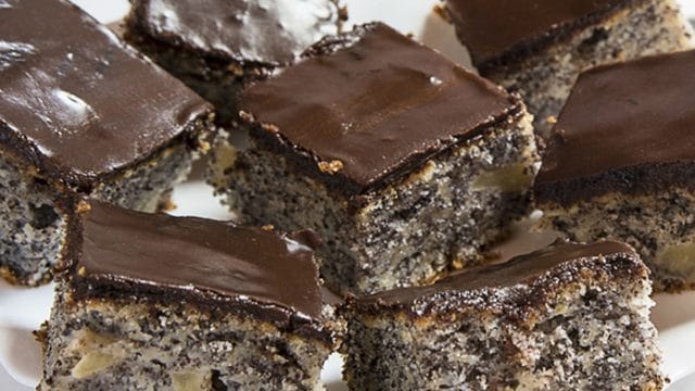 chutný makový dezert s kousky jablek – chutná skvěle!