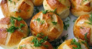 VIDEO RECEPT: Měkoučké česnekové housky, které máte hotové do 30 minut video recept: měkoučké česnekové housky, které máte hotové do 30 minut