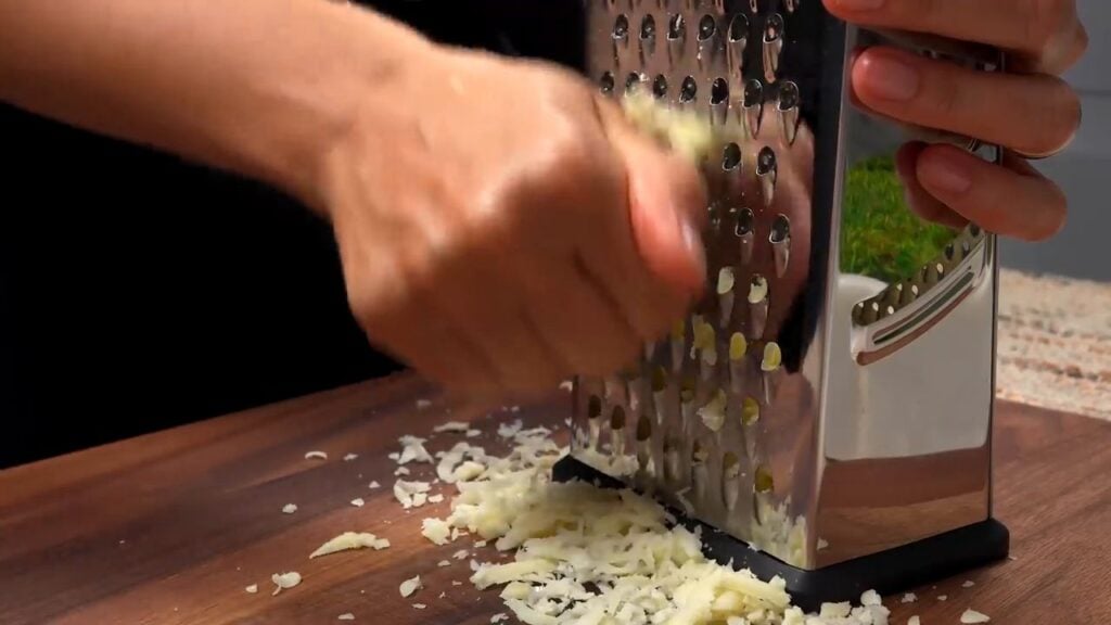 Smažené brambůrky se sýrem – rychlá a chutná příloha ke všemu