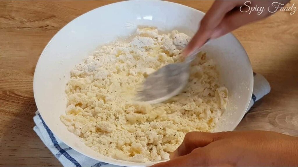 Připravte si křupavé bramborovo - sýrové tyčinky s oblíbeným dresinkem