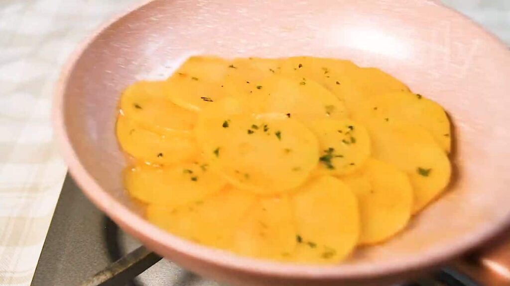 Zapečené brambory na pánvi s mozzarellou a špenátem