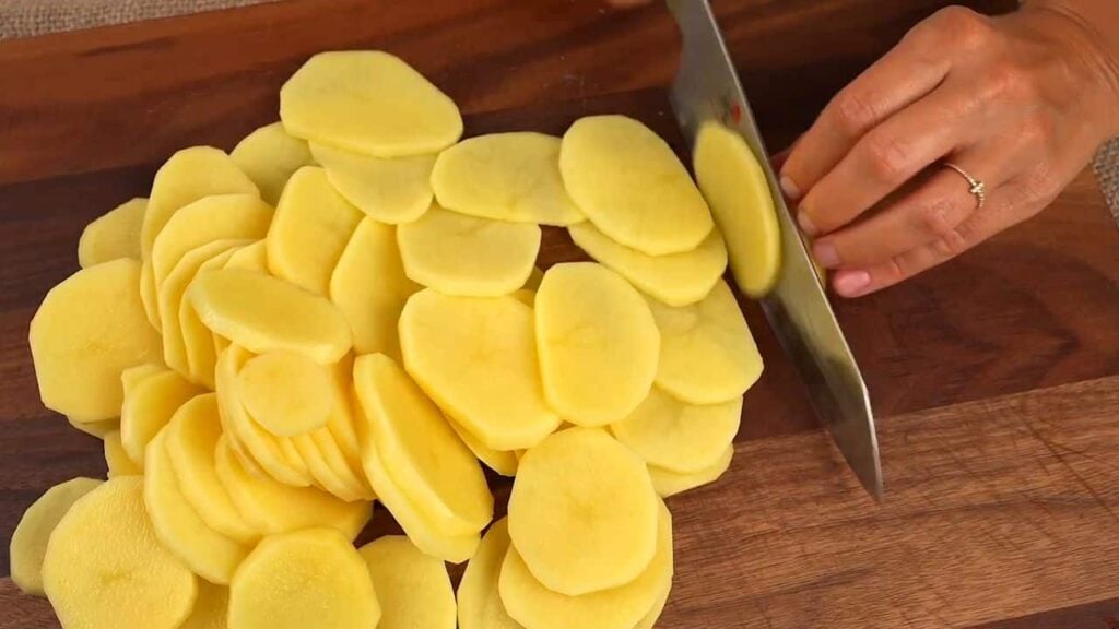 Lahodné zapečené kuřecí kousky s bramborami, zeleninou a omáčkou