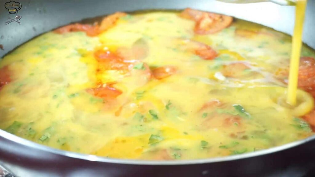 Velmi chutná vaječná omeleta s rajčata, šunkou a sýrem