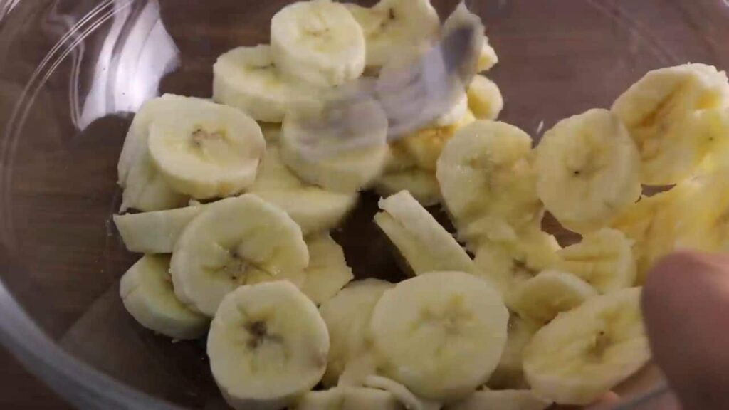 Připravte si velmi jemný, chutný koláč smíchaní 2 banánů a arašídového másla – bez vajec a za 10 minut
