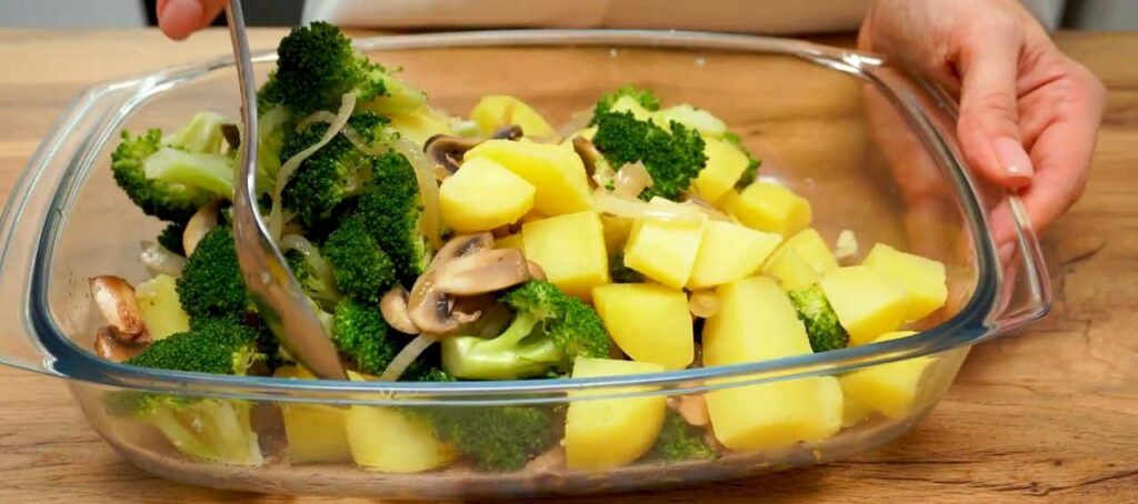 Velmi chutná zapečená brokolice s bramborami a houbami