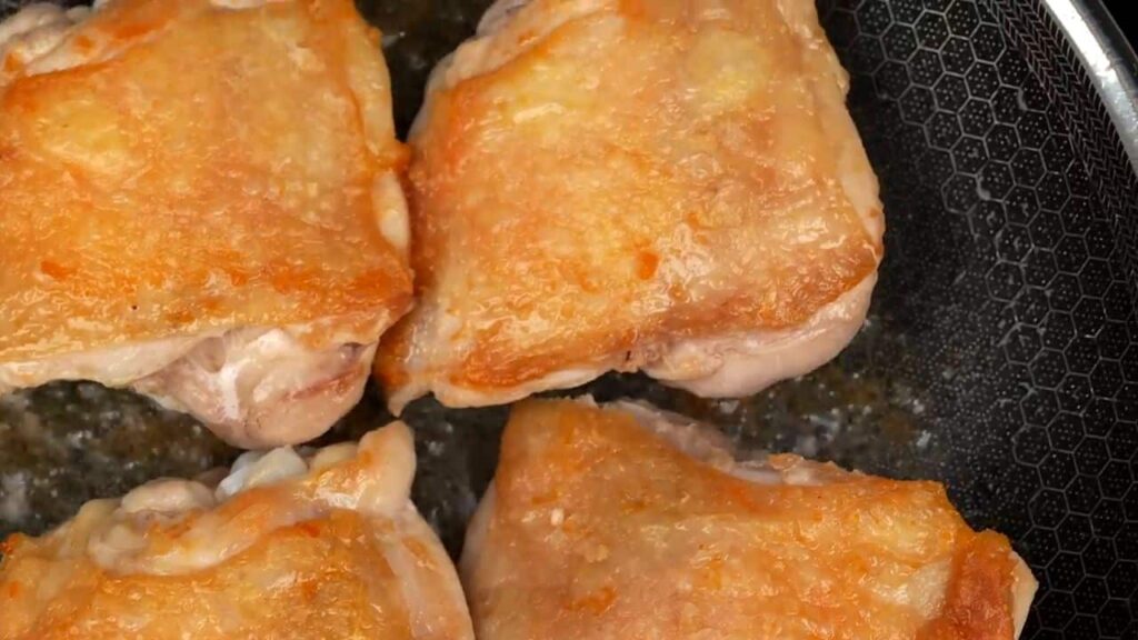 Vynikající pečená kuřecí stehna s bramborami