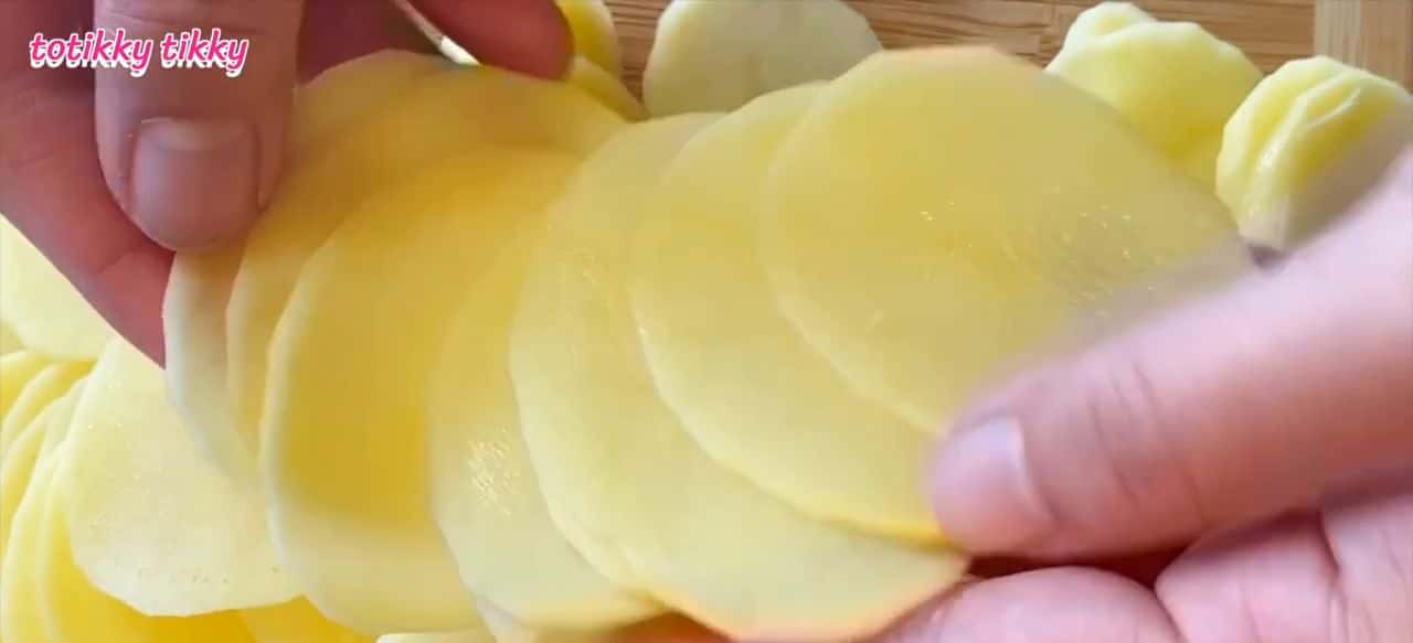 Zapečené brambory s cibulí a sýrem – chutná večeře za 10 minut