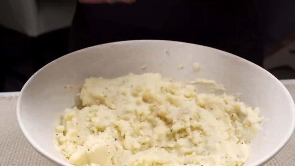 Placičky z mletého masa plněné bramborovou směsí v lahodné omáčce
