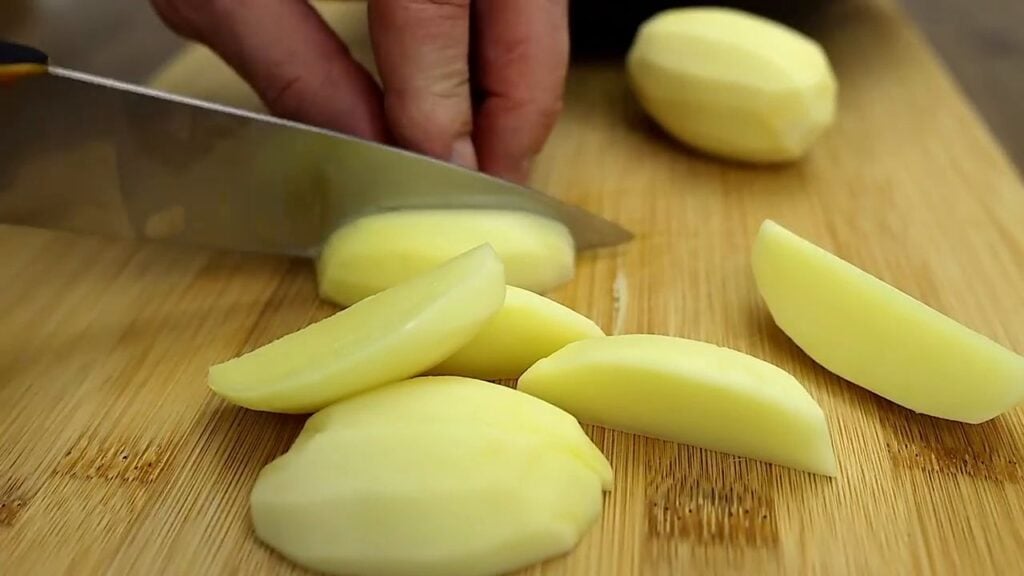 Snadný recept na pečené brambory s tymiánem a parmazánem