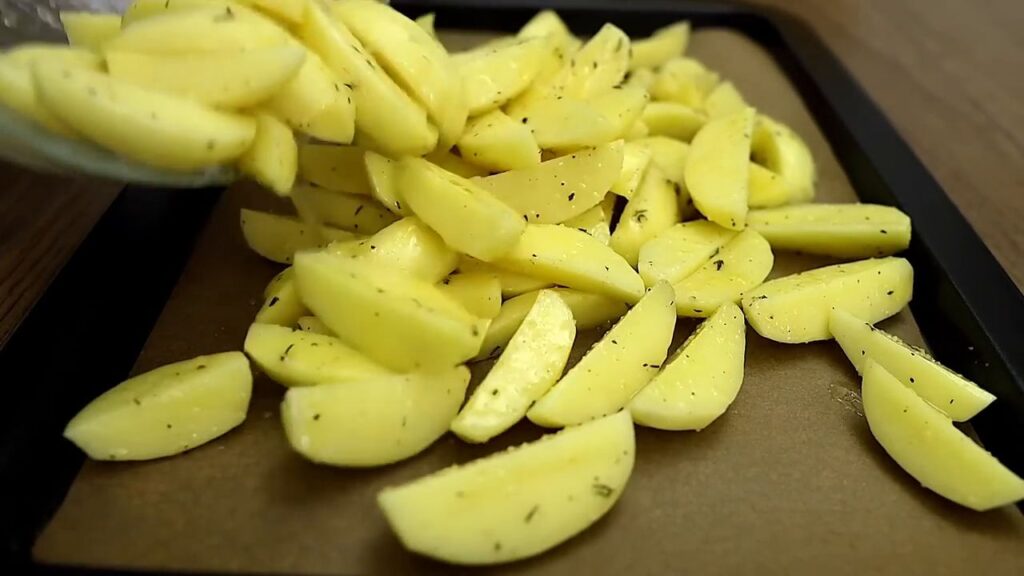 Snadný recept na pečené brambory s tymiánem a parmazánem