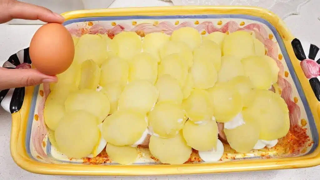 Video thumbnail for youtube video je5uykbvgnq Rychlý oběd z jednoho pekáče – stačí vám brambory a klobása