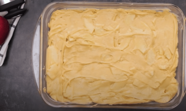 chutný a voňavý jablečný koláč, na který vám postačí pouze základní suroviny!