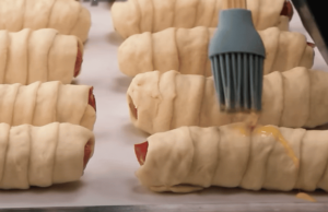 tip na slané pohoštění – párečky obalené ve slanině, sýru a listovém těstíčku