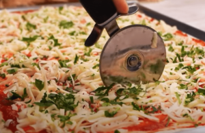 foto recept na skvělou domácí pizzu – každý si jí zamiluje!