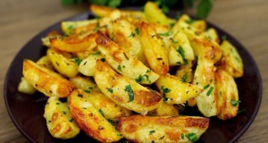 Snadný recept na pečené brambory s tymiánem a parmazánem Snadný recept na pečené brambory s tymiánem a parmazánem