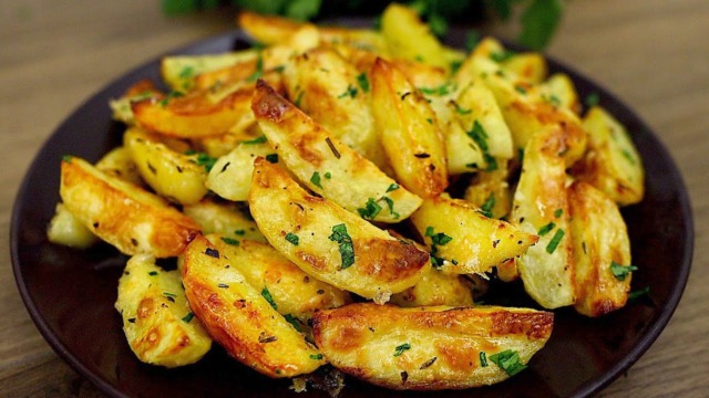 Snadný recept na pečené brambory s tymiánem a parmazánem Snadný recept na pečené brambory s tymiánem a parmazánem