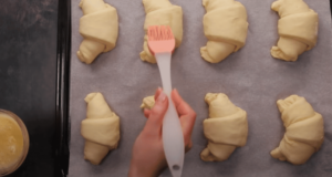 snadný foto recept na domácí croissanty z kynutého těsta a navíc plněné náplní!