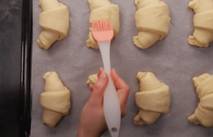 snadný foto recept na domácí croissanty z kynutého těsta a navíc plněné náplní!