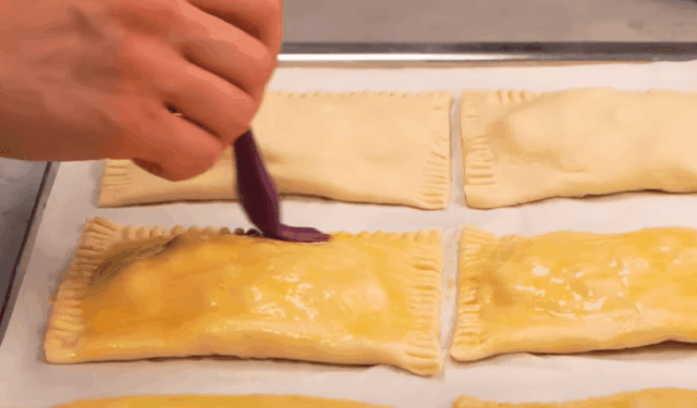 snadný a snadný recept na slané kapsičky z listového těsta plněné šunko-sýrovou směsí snadný a snadný recept na slané kapsičky z listového těsta plněné šunko-sýrovou směsí