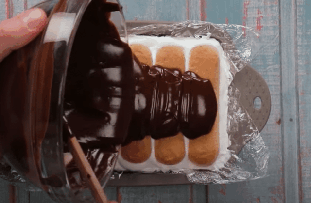 recept recept na nepečený banánový dort s krémem a čokoládovou polevou!