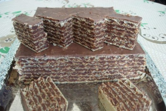 skvělý čokoládový dezert s ořechy a oplatkami – během pár minut připravený!