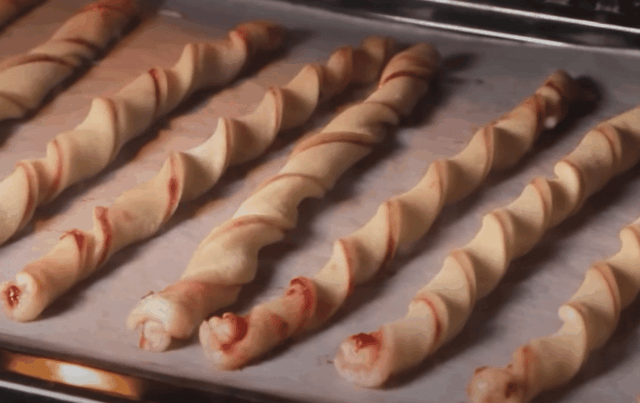 recept recept na skvělé sladké tyčinky s džem a připravené z listového těsta!